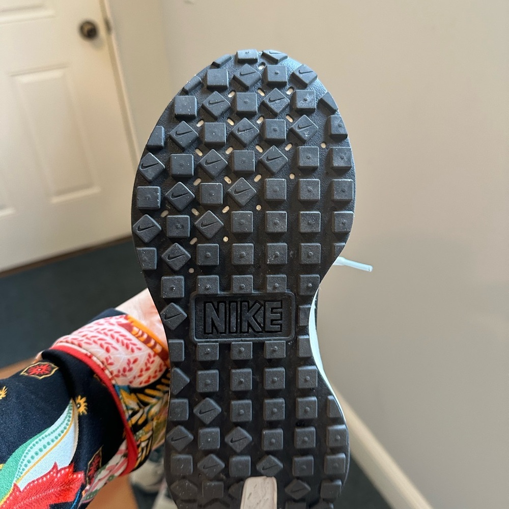 Nike White and Black Sneakers - Picture 5 of 5